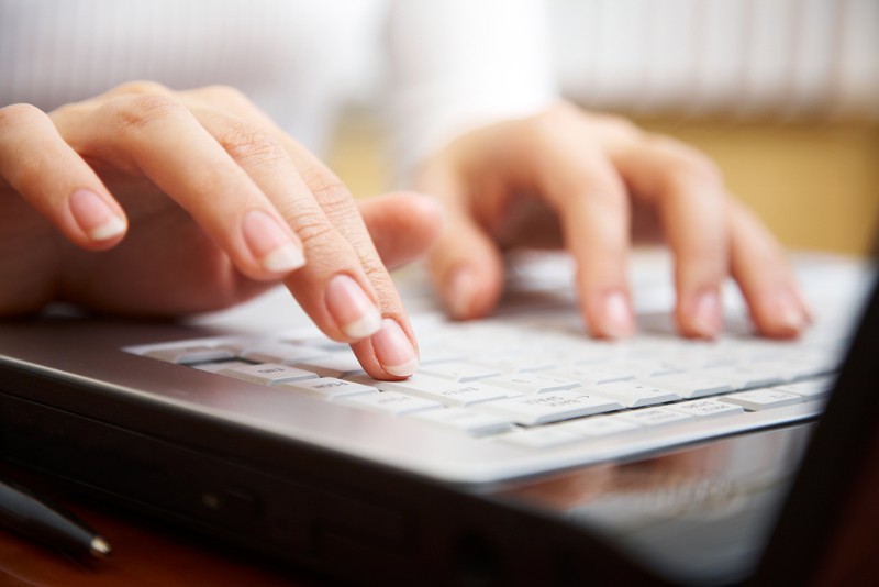 H&auml;nde auf Tastatur_Foto: www.shutterstock.com